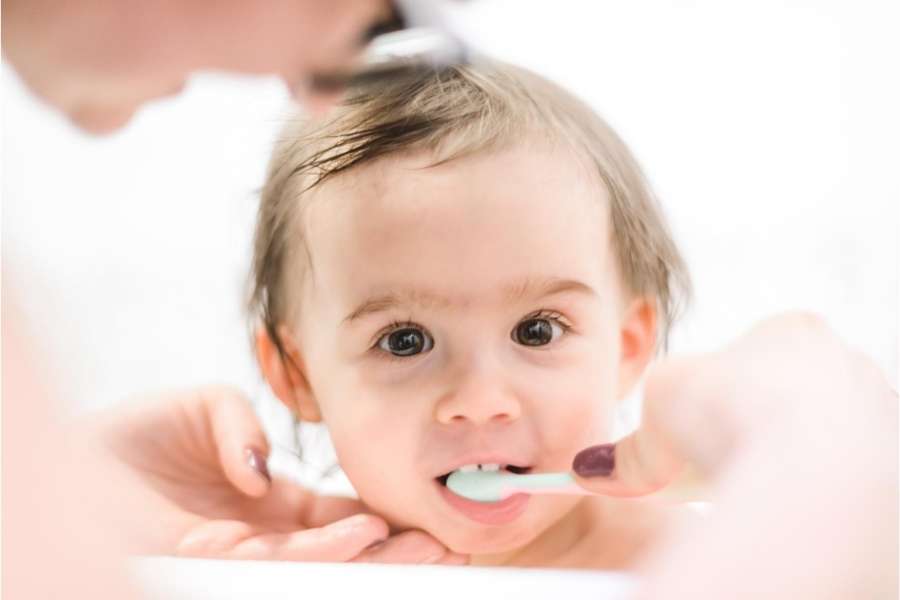 Chăm sóc răng miệng cho bé dưới 1 tuổi